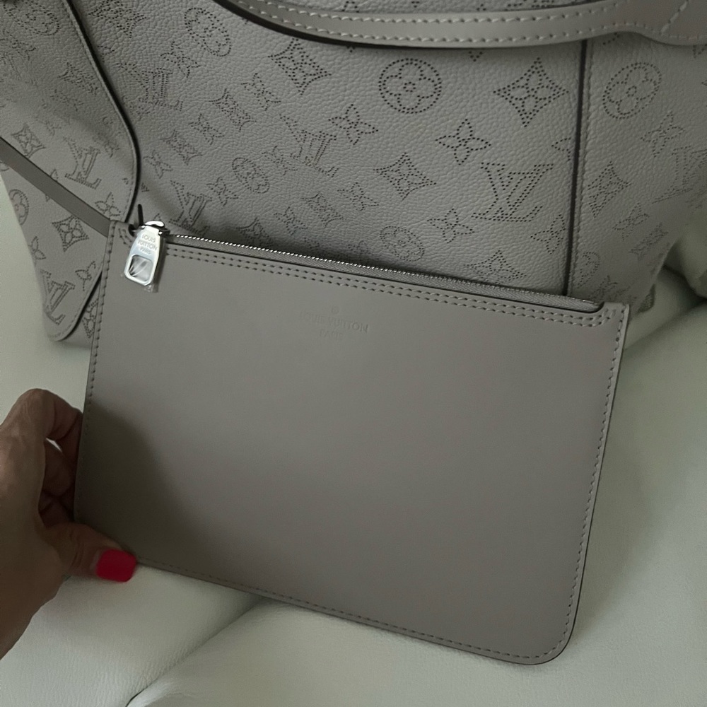 New Louis Vuitton Mahina Handbag - Picture 11 of 16